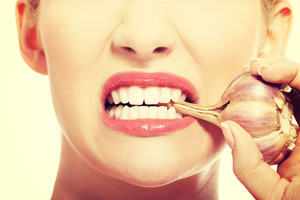 Atskleista, kas nuslopina iš burnos sklindantį česnakų kvapą