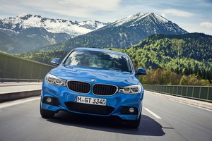 BMW naujienos Paryžiuje: daugiau prabangos ir 300 km vien elektra