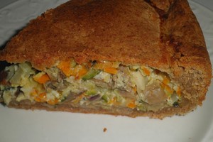 Rudeninis pyragas su daržovėmis ir grybais