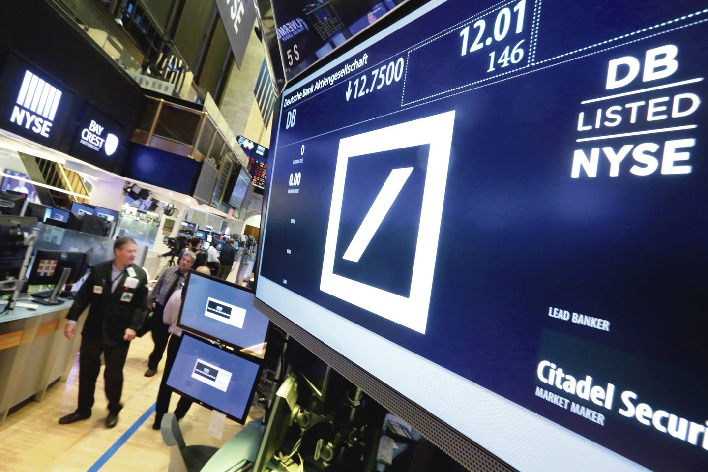 „Deutsche Bank“ akcijos pinga dėl gresiančios milžiniškos baudos JAV.<br>AP nuotr.