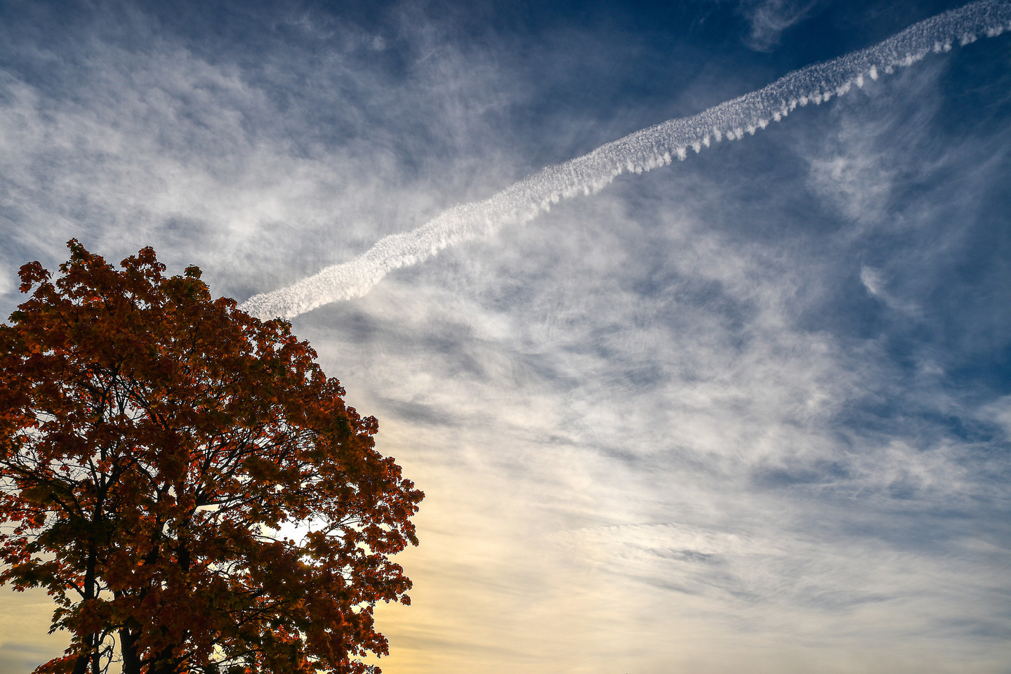 Dangų užklos debesys, pro kuriuos protarpiais prasimuš saulės spinduliai.<br>V.Ščiavinsko nuotr.