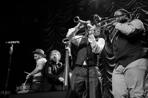 Retro muzikantai „Postmodern Jukebox“ išleido naują albumą ir lankysis Lietuvoje