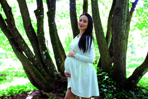 Besilaukianti dainininkė kepa netradicinį varškės apkepą