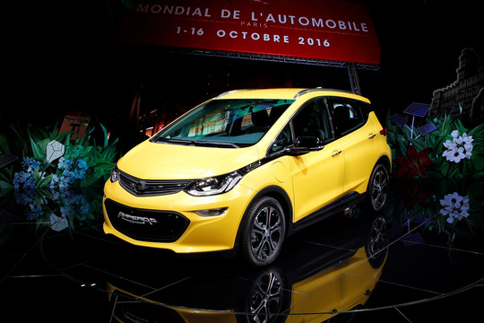 „Opel“ pristatė elektromobilį, galintį nuvažiuoti net 500 kilometrų