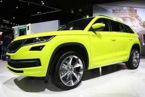 „Škoda Kodiaq“ visureigis Paryžiuje spindėjo ryškiomis spalvomis