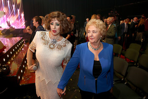 Politikams teko raudonuoti: išdalinti Auksiniai svogūnai