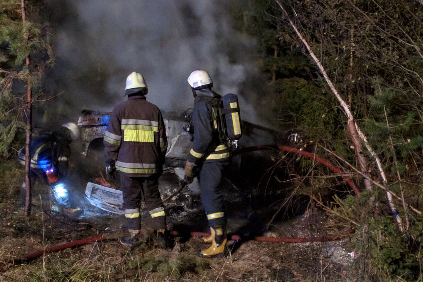 Greta Vilniaus nuo kelio nuskriejęs „Volvo“ paskendo liepsnose.