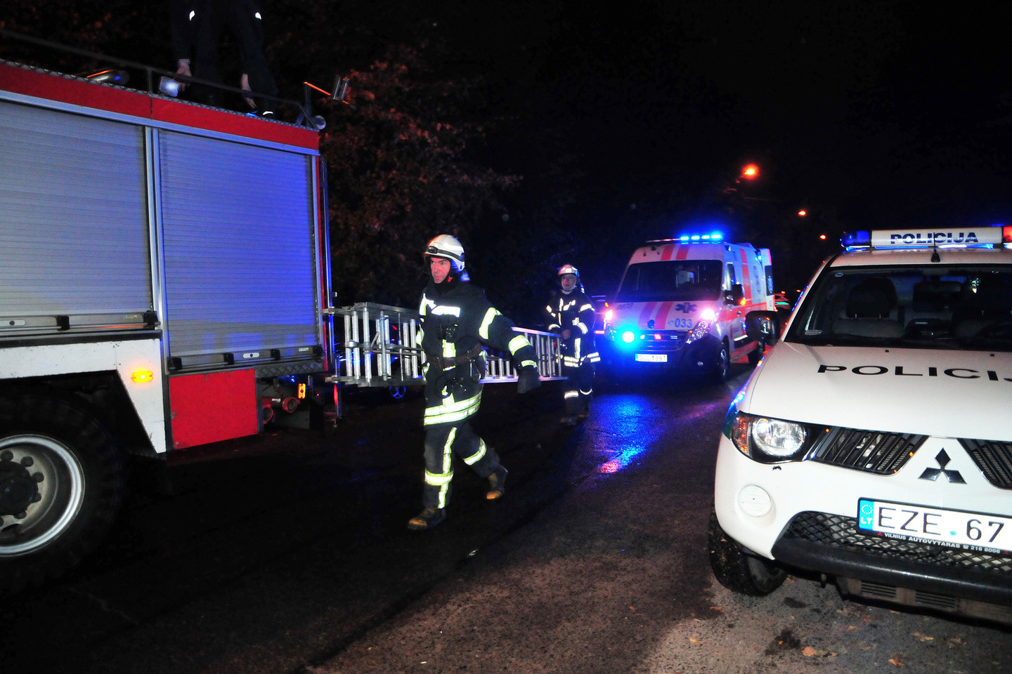 Į įvykio vietą buvo išsiųstos ugniagesių, medikų ir policijos pajėgos.