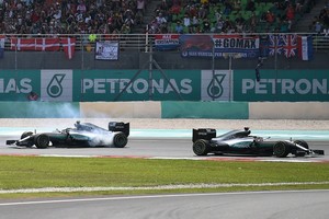 L. Hamiltono viltys Malaizijoje sudegė su „Mercedes“ bolidu