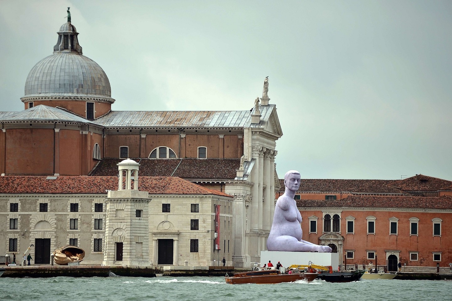 Romantiškoji Venecija Meno bienalės metu gerokai pasikeičia.<br>AFP/Scanpix nuotr.