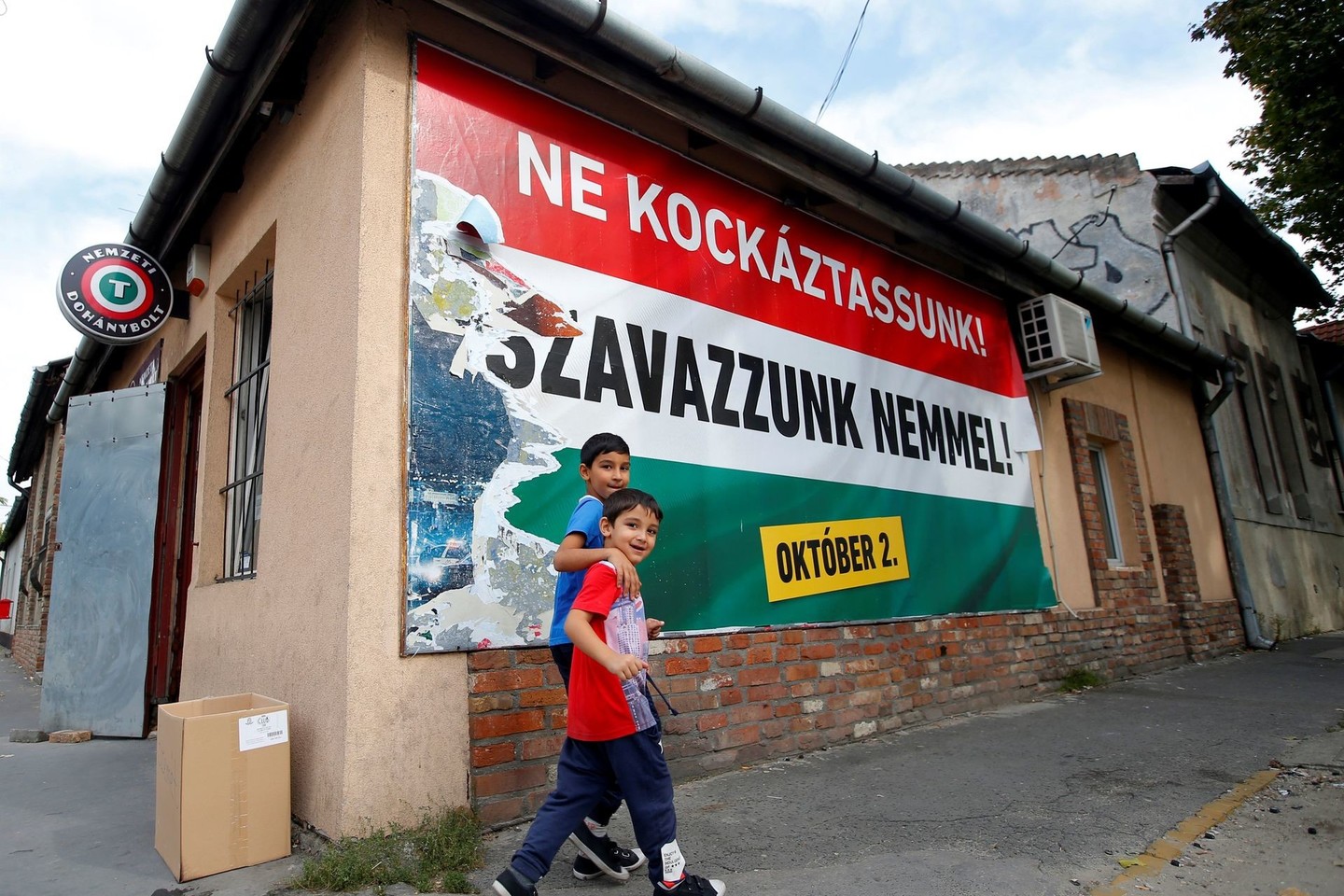 „Neturėtume rizikuoti. Balsuokite ne“ – rašoma plakate.