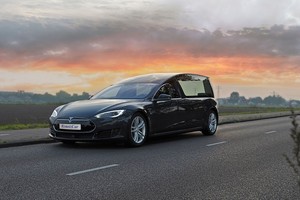 Šiurpus šedevras: sukūrė katafalką, kuris važiuoja be vairuotojo