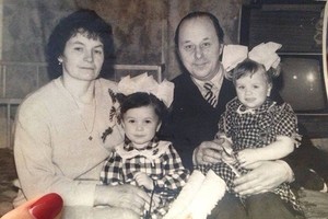 Ar atpažįstate, kas šios dvi garsios mergaitės nuotraukoje?