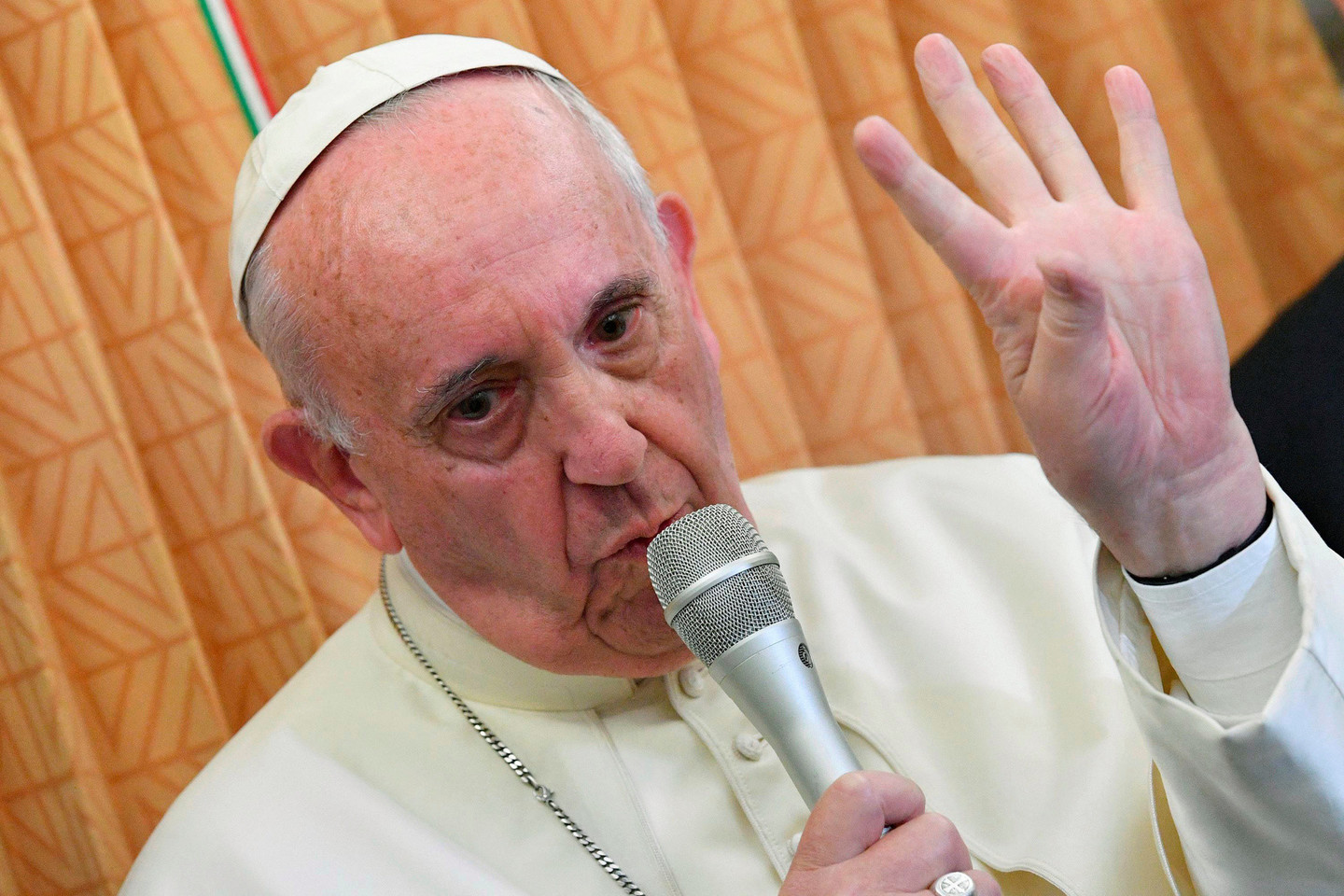 Popiežius Pranciškus teigė, kad genderizmo dėstymas mokyklose yra paslėpta indoktrinacija.<br>„Reuters“/“Scanpix“ nuotr.