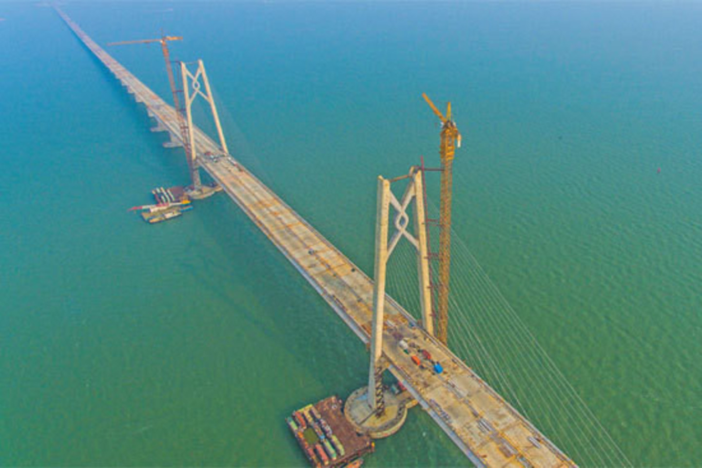 Pagrindinė tilto atkarpa susideda iš 6,7 km ilgio povandeninio tunelio ir 22.9 km ilgio tilto.