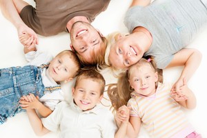 Tris vaikus įsivaikinusi šeima – atvirai apie tai, ką patyrė