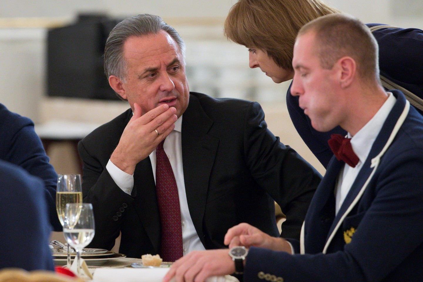 Rusijos sporto ministras Vitalijus Mutko (kairėje), pasak R.McLareno pranešimo, pats kuravo dopingo sistemą.<br>AFP/Scanpix nuotr.
