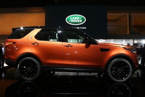 Naujos kartos „Land Rover Discovery“ nepraras praktiškumo