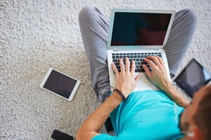 Testas: ar esate priklausomi nuo interneto?