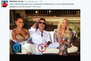 Simono Cowello kojos nykštys sukėlė internautams nepadorių minčių