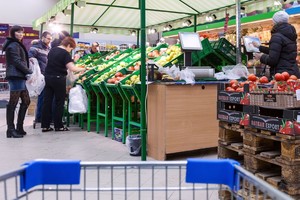 Parduotuvės eilėje jauna mama nesuvokė, kaip atrodo iš šalies