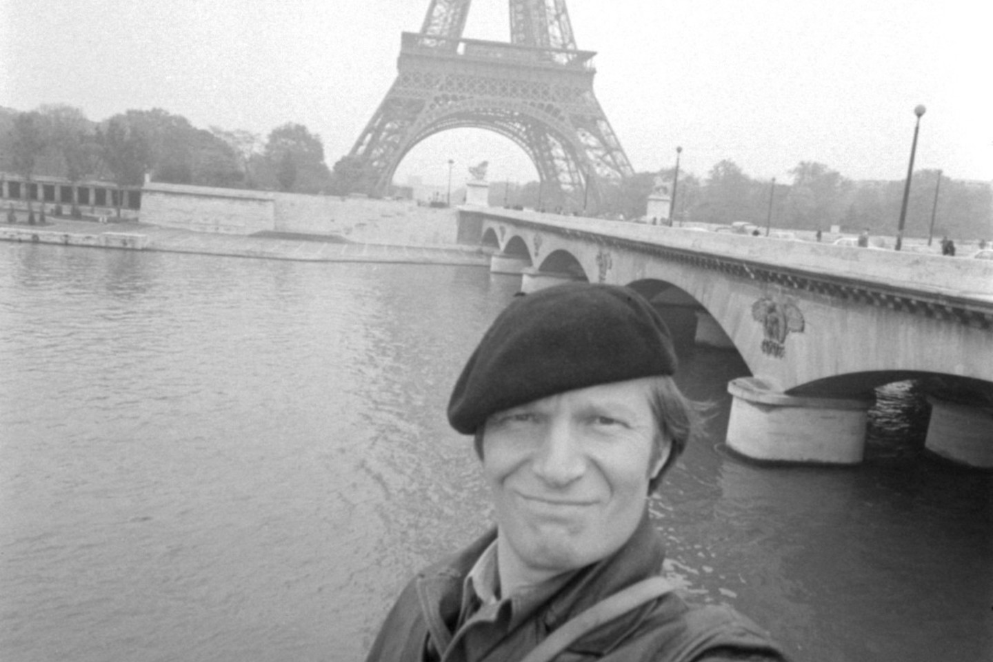 Juozas Budraitis. Autoportretas Eifelio bokšto fone, šalia Jenos tilto. Paryžius, 1979 m.