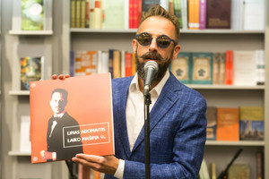 Ypatingą naujieną pristačiusį L. Adomaitį sveikino ir garsūs bičiuliai