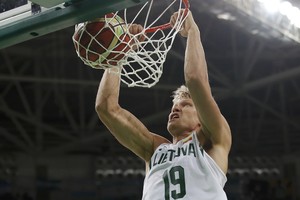 Puikus Mindaugo Kuzminsko debiutas „Knicks“ – kas minutę po tašką