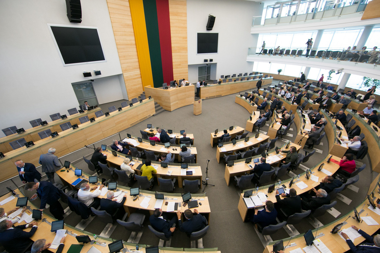 Konstitucinis Teismas (KT) trečiadienį skelbs nutarimą dėl Seimo narių atlyginimų mokėjimo tvarkos.
