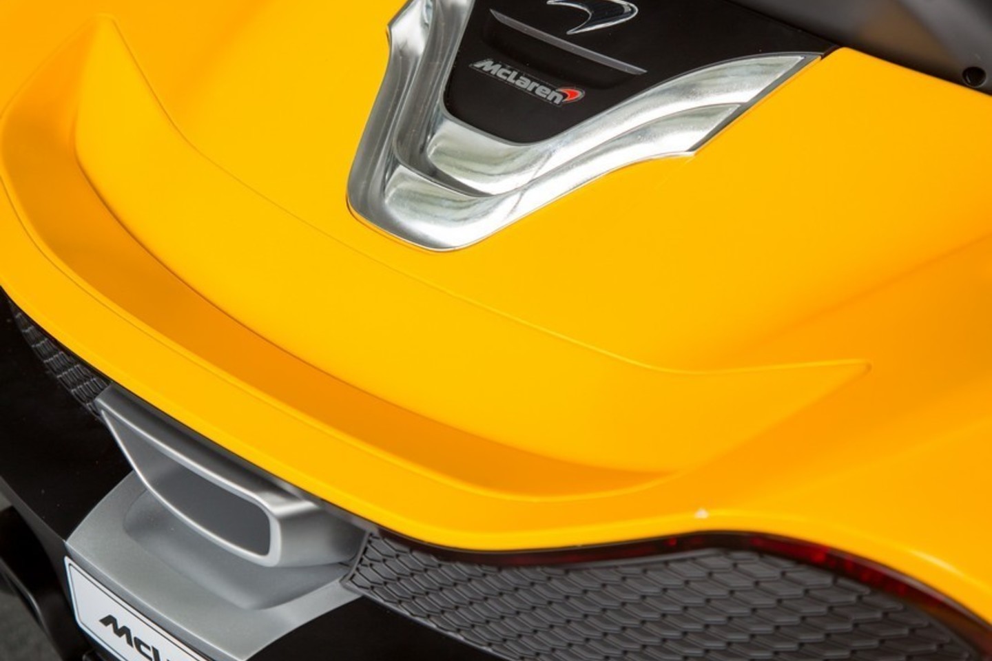 „McLaren P1TM“ yra pirmas britų gamintojo elektromobilis ir mažiausias modelis kompanijos istorijoje.<br>Gamintojo nuotr.