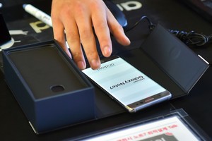 „Samsung“ bėdos tęsiasi: lėktuve užsidegė pakeistas „Note 7“