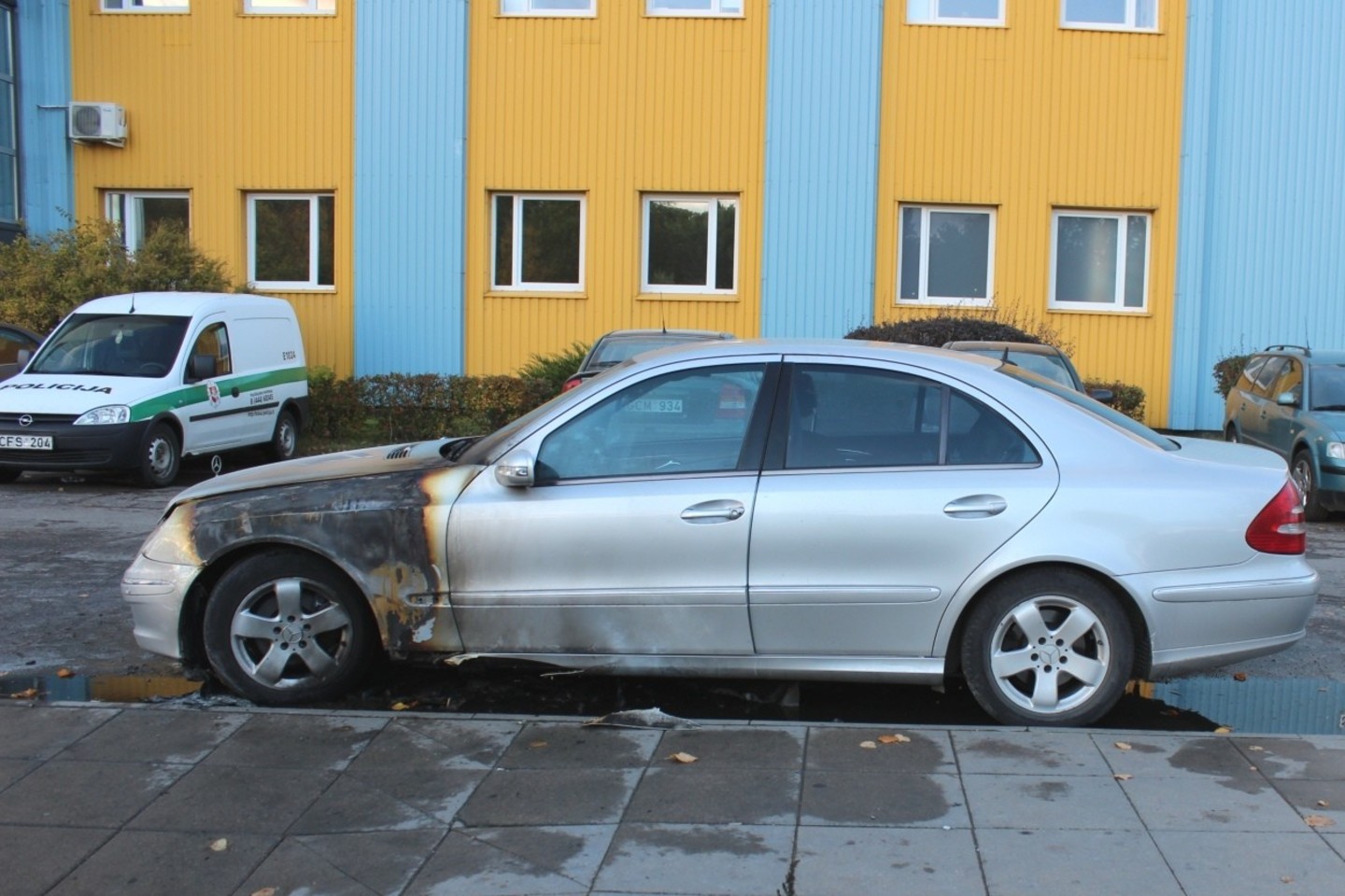 Mažeikiuose spalio 4d. padegtas 2005 metų laidos automobilį „Mercedes-Benz E320“.