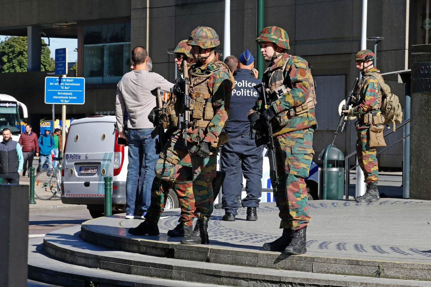Briuselyje įtariamas teroristas sužeidė iš viso tris policininkus.