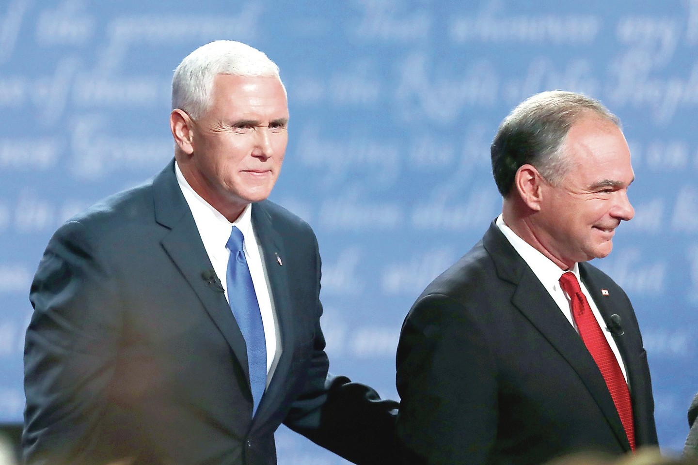Pence’as (kairėje) atlaikė T.Kaine’o provokacijas per debatus.<br>„Reuters“/„Scanpix“ nuotr.