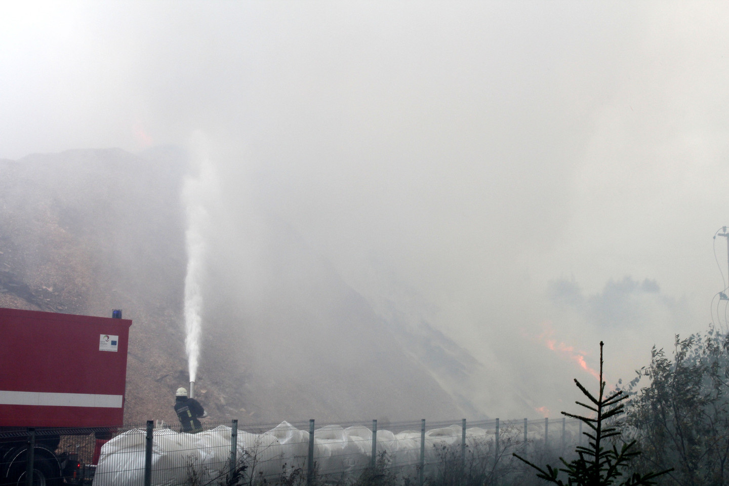 Bendrovės „Gairelita“ teritorijoje kilęs gaisras gesinamas jau antra para.<br>R.Vitkaus nuotr.
