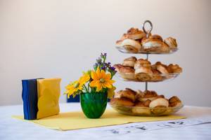 Dėl švediškų bandelių ir kavos per lietų nusidriekė eilės