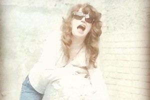 Ar atpažįstate, kas ši garsi dainininkė nuotraukoje?