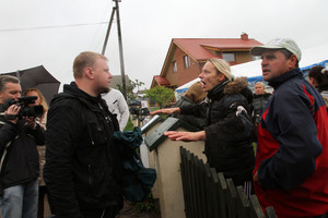 Teismas nusprendė: keikti ir stumdyti antstolę galima