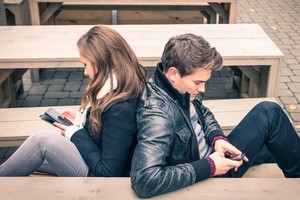 Nauji „Omnitel“ planai: viename gale priklijavo, nuo kito nupjovė