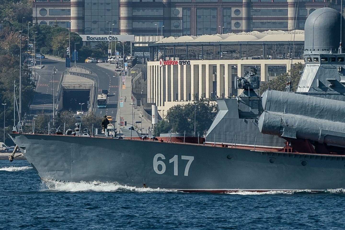 Rusijos karo laivas „Mirage“ penktadienį praplaukė Bosforo sąsiauriu pakeliui į Viduržemio jūrą paremti Rusijos bombardavimų kampaniją Sirijoje.