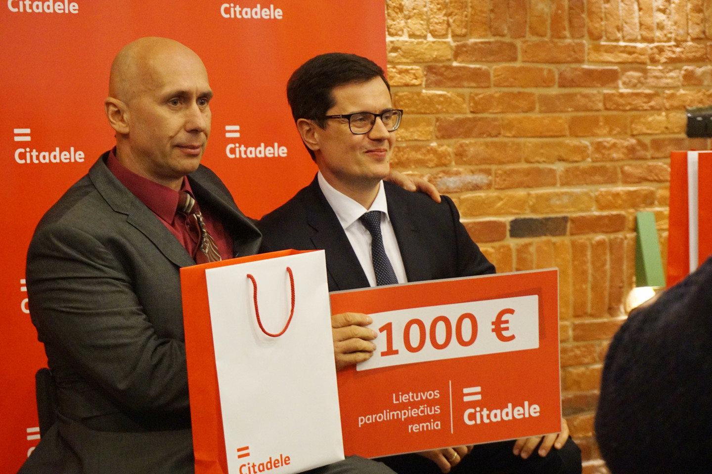 Kęstučiui Skučui bankas „Citadelė“ padovanojo 1000 eurų.<br>Aurelijos Babinskienės nuotr.