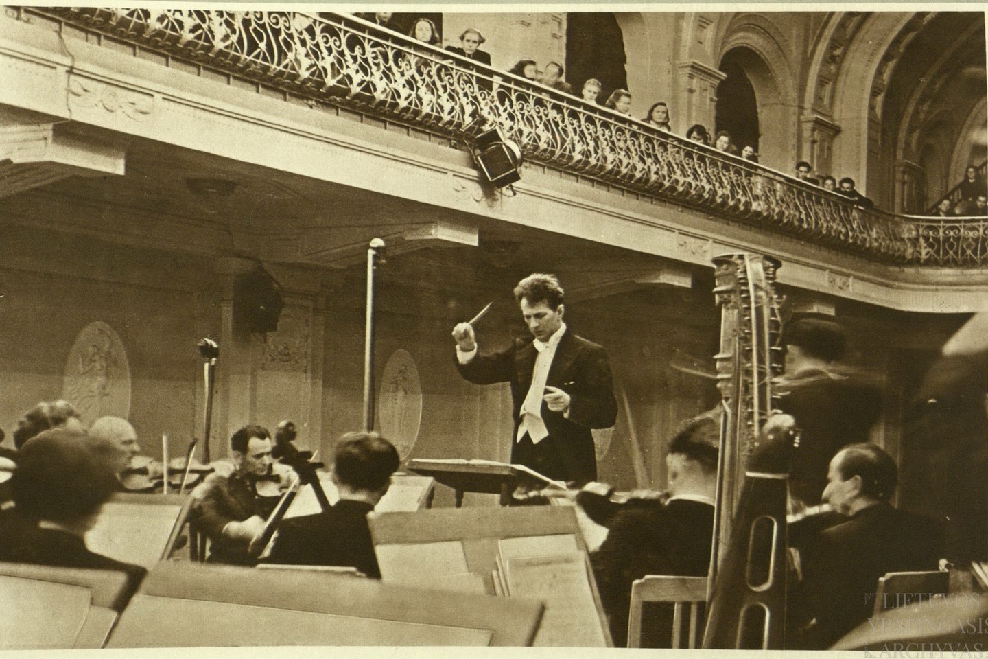 Balys Dvarionas diriguoja orkestrui LSSR valstybinėje filharmonijoje. Vilnius, 1950 m.<br>Lietuvos ypatingojo archyvo nuotr.