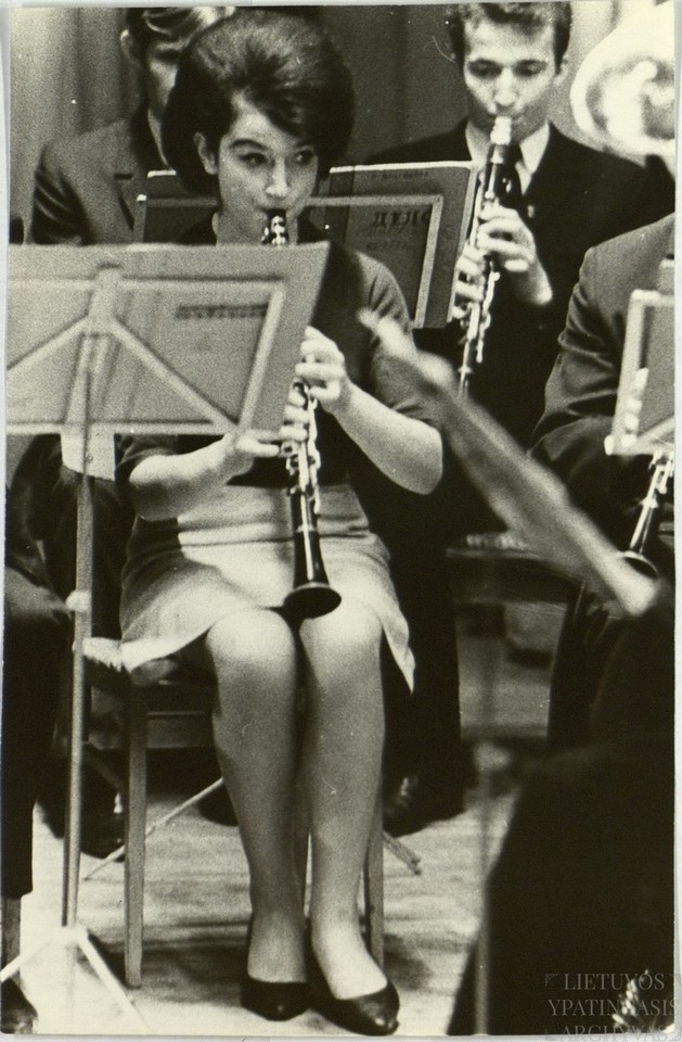 Mergina pučia klarnetą koncerto metu.<br>Lietuvos ypatingojo archyvo nuotr.