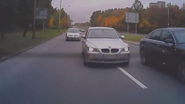 Nufilmavo: kelių erelis „BMW“ pavojingai „nardė“ tarp automobilių