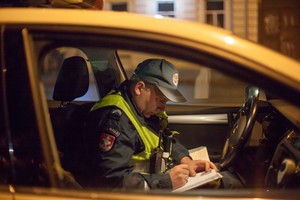 Šią taisyklę pamiršta daugelis: mergina neteko ir teisių, ir automobilio