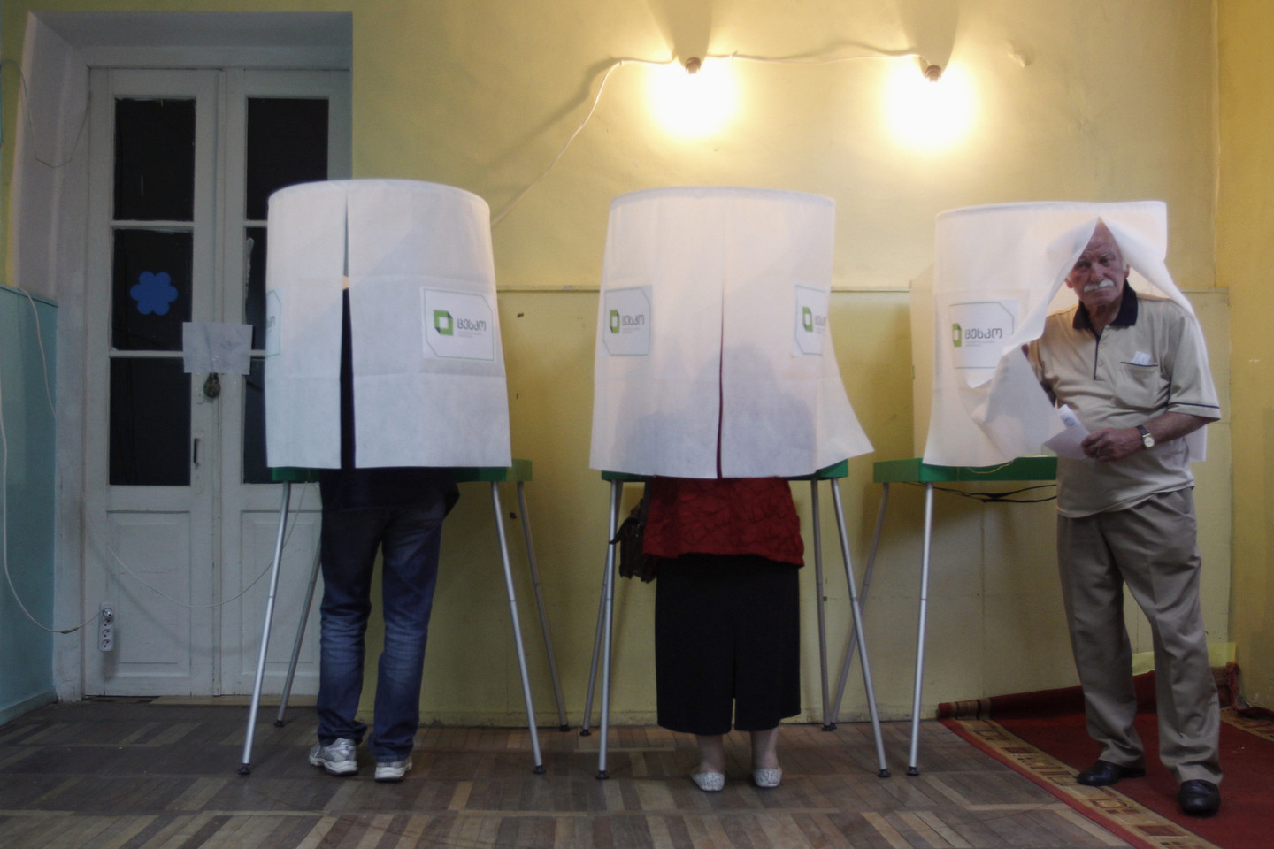 Gruzijos piliečiai šeštadienį renka parlamentą.