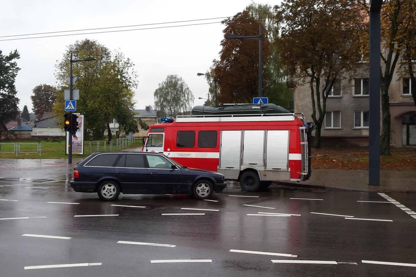 Skubėdami gelbėti skęstančios merginos, Kauno ugniagesiai pateko į avariją.
