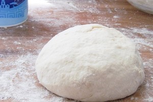 Picos tešla iš 2 ingredientų: nereikia nei mielių, nei kildinti