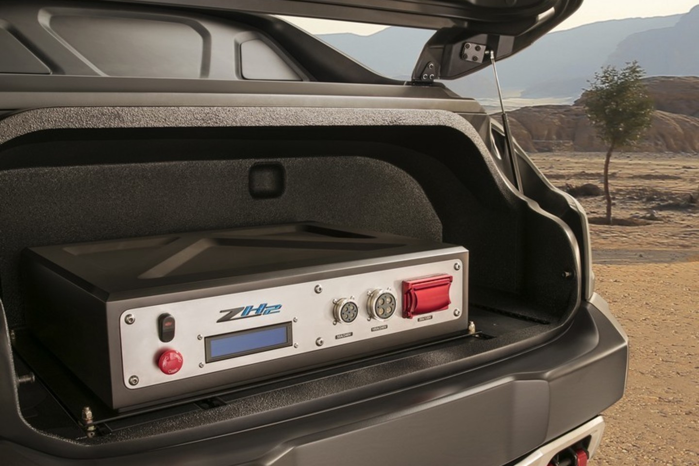 „Chevrolet Colorado ZH2“ atrodo itin agresyviai, tačiau yra tylus ir neteršia aplinkos.<br>Gamintojo nuotr.