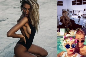 Buvusi Justino Bieberio mergina demonstruoja, ko dainininkas neteko